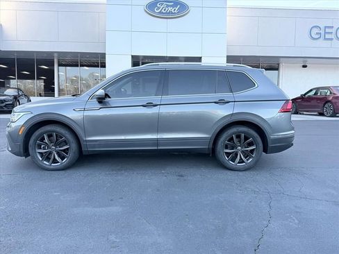 Used 2023 Volkswagen Tiguan SE w/ Panoramic Sunroof Package FWD image 7