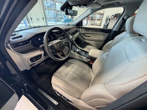 Used 2022 Jeep Grand Cherokee L Overland w/ Luxury Tech Group IV AWD/4WD image 9
