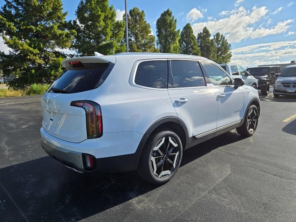 Used 2023 Kia Telluride EX w/ EX Captain's Chair Package FWD image 3