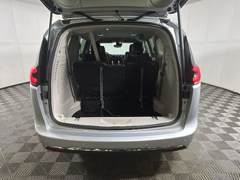 Used 2024 Chrysler Pacifica Limited FWD image 31