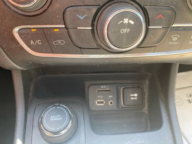 Used 2015 Jeep Cherokee Latitude w/ Trailer Tow Group AWD/4WD image 17