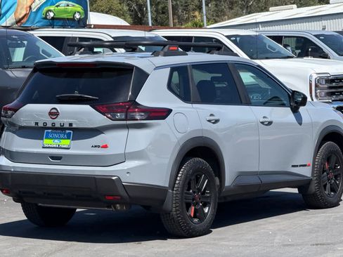 Used 2025 Nissan Rogue SV AWD/4WD image 4