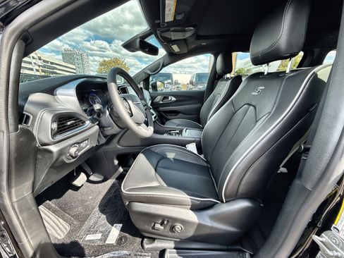 New 2026 Chrysler Pacifica Limited w/ S Appearance Package image 13