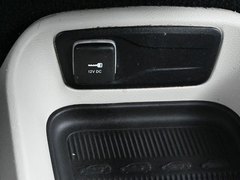 Used 2022 Chrysler Voyager LX FWD image 14