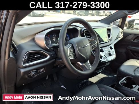 Used 2025 Chrysler Pacifica Select FWD image 18