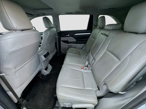 Used 2017 Toyota Highlander XLE w/ Carpet Mat Package image 16