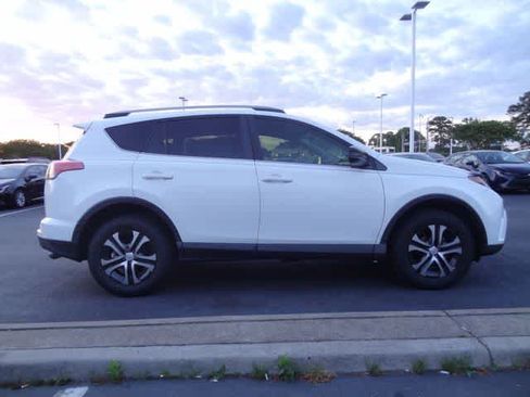 Used 2017 Toyota RAV4 LE FWD image 5