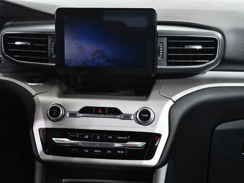 Used 2022 Ford Explorer XLT w/ Equipment Group 202A image 9