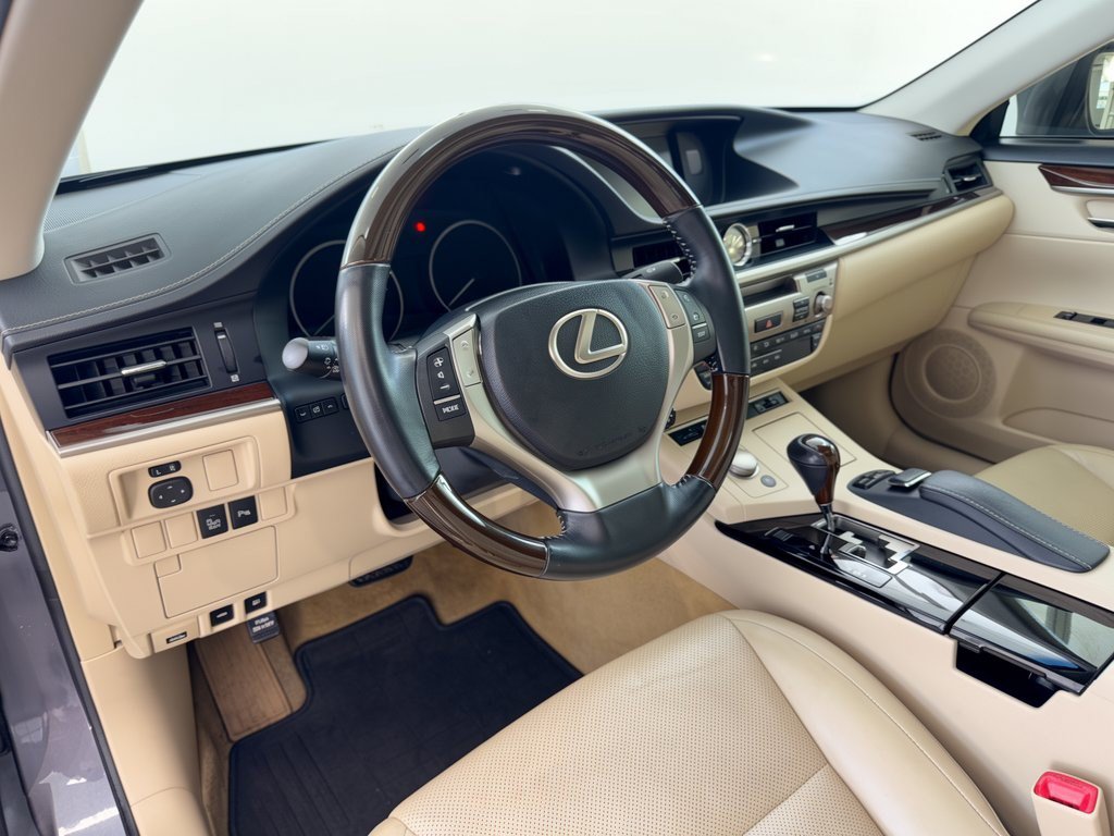 Used 2014 Lexus ES 350 w/ Luxury Package FWD image 4