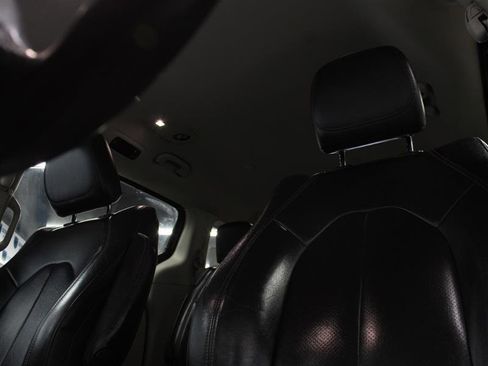 Used 2018 Chrysler Pacifica Touring-L FWD image 8
