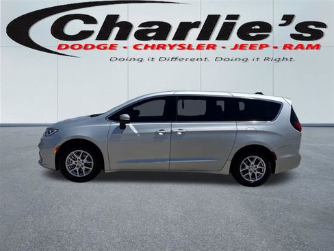 Used 2023 Chrysler Pacifica Touring-L FWD image 1
