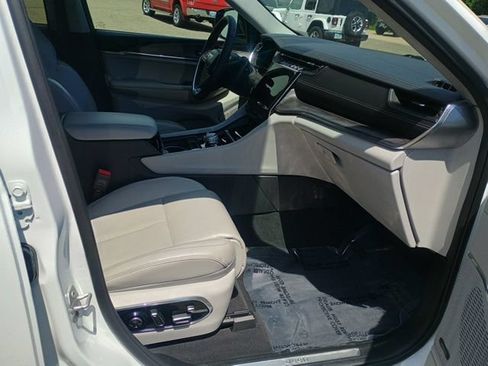 Used 2023 Jeep Grand Cherokee Overland w/ Luxury Tech Group IV AWD/4WD image 14