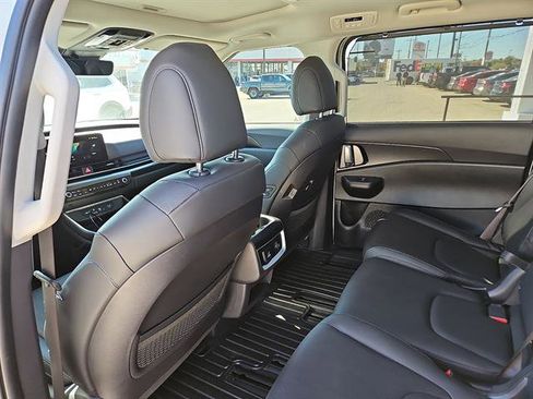 Used 2025 Kia Carnival SX w/ SX Dark Edition Package image 9