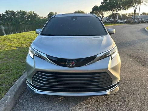Used 2022 Toyota Sienna Limited FWD image 9