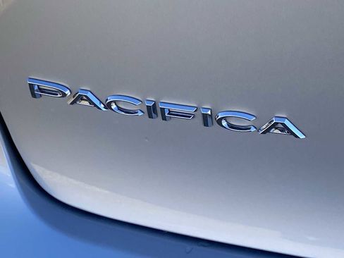 New 2026 Chrysler Pacifica Limited image 15