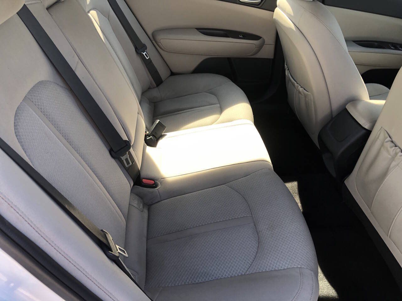 Used 2018 Kia Optima LX w/ 17" Alloy Wheels Package FWD image 9