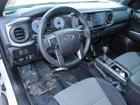 Used 2022 Toyota Tacoma TRD Off-Road image 2