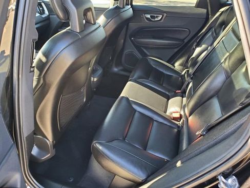 Used 2019 Volvo XC60 T5 Momentum w/ Multimedia Package image 13