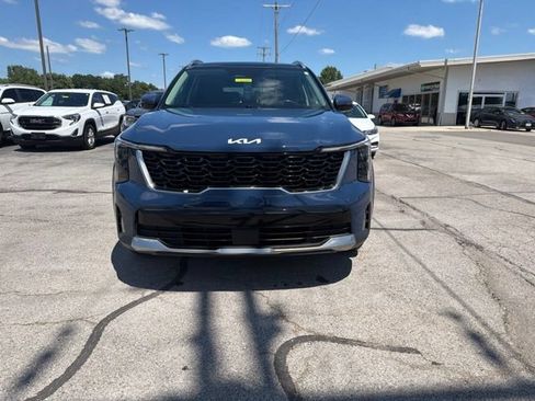 Used 2024 Kia Sorento S w/ Panoramic Sunroof Package FWD image 3