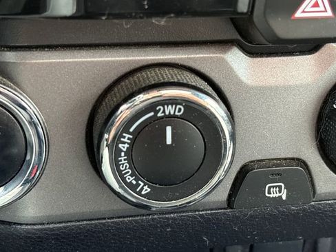 Used 2017 Toyota Tacoma TRD Sport AWD/4WD image 19