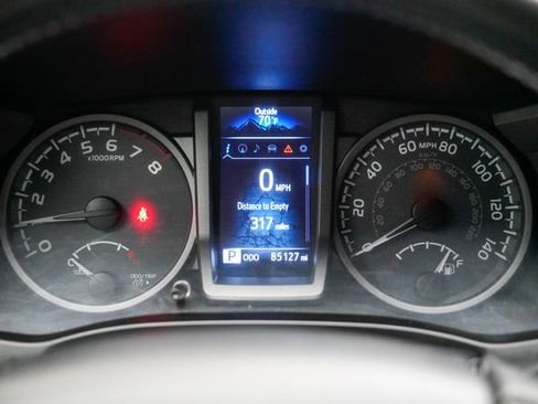 Used 2017 Toyota Tacoma TRD Sport AWD/4WD image 33