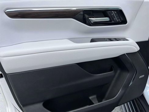 Used 2025 Chevrolet Suburban Premier image 26