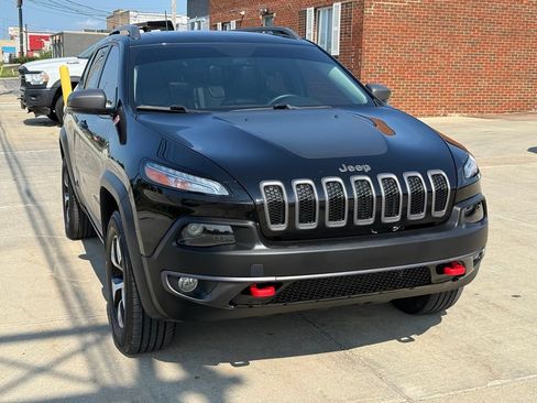 Used 2018 Jeep Cherokee Trailhawk w/ Quick Order Package 23L AWD/4WD image 3