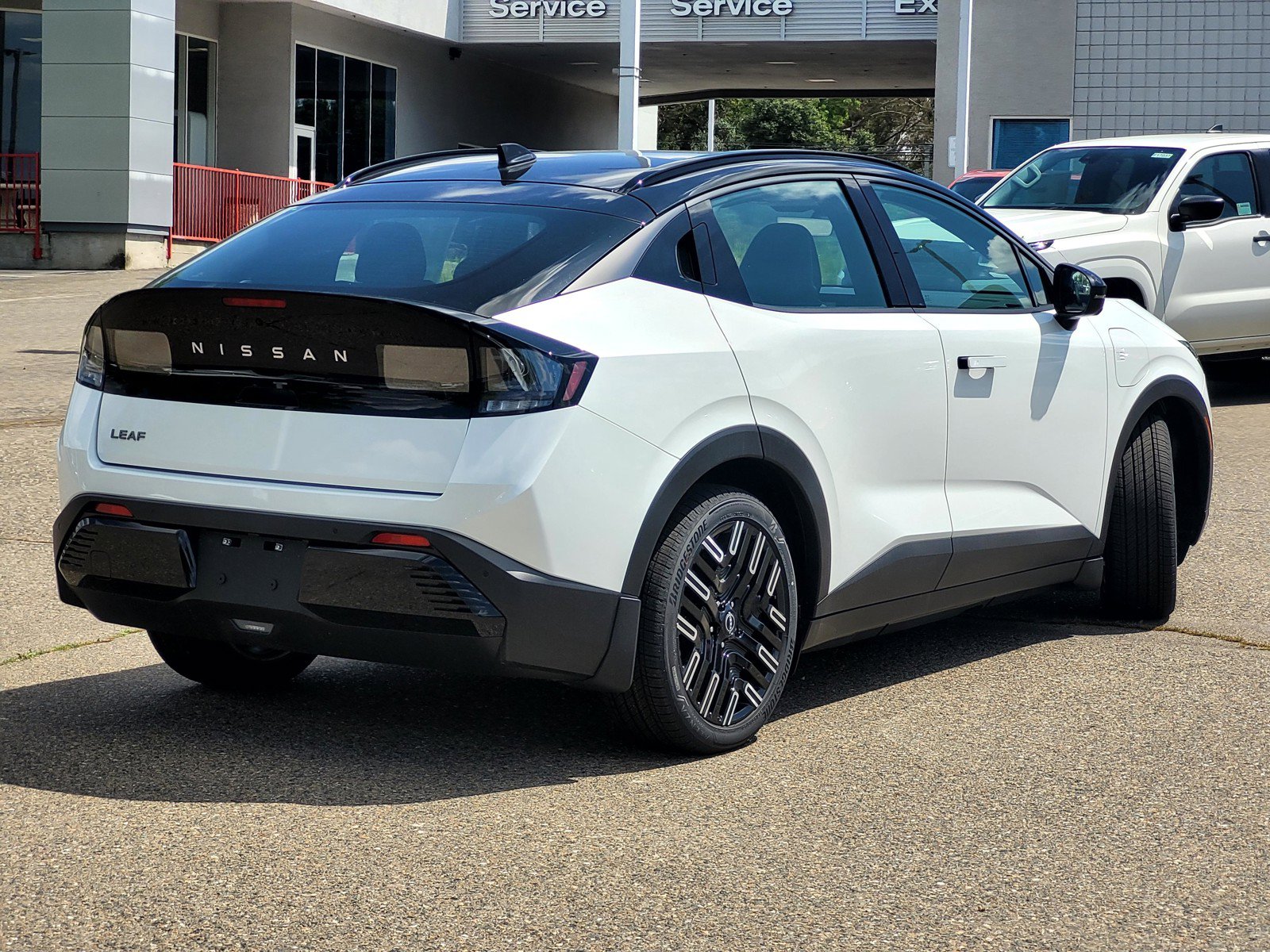New 2026 Nissan Leaf Platinum+ w/ Cargo Package (Platinum+) FWD image 4