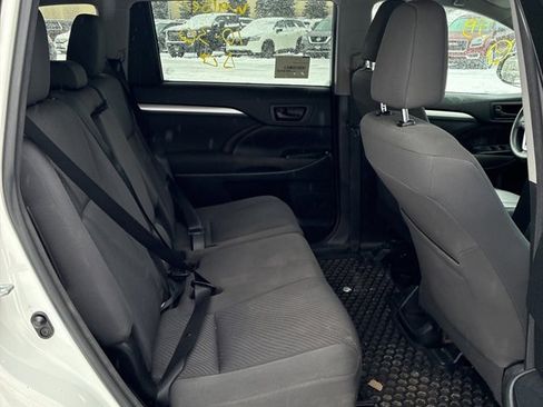 Used 2017 Toyota Highlander LE image 5