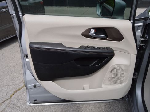 Used 2018 Chrysler Pacifica Touring-L w/ Advanced Safetytec Group image 17