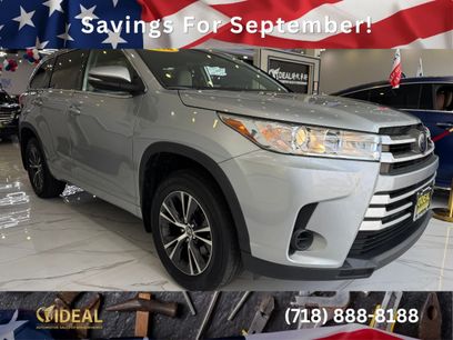 Used 2018 Toyota Highlander LE w/ Carpet Mat Package (TMS)