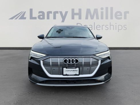 Used 2019 Audi e-tron Prestige w/ Prestige Package image 8