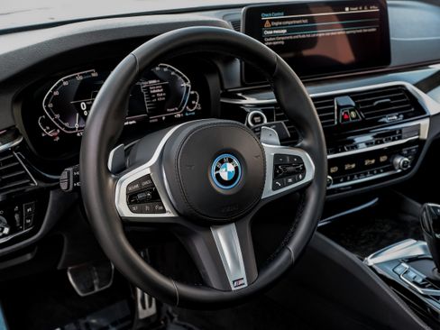 Used 2022 BMW 530e w/ M Sport Package RWD image 15