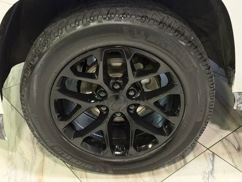 Used 2018 Chevrolet Suburban Premier image 30