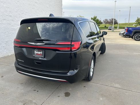 Used 2023 Chrysler Pacifica Touring-L FWD image 6