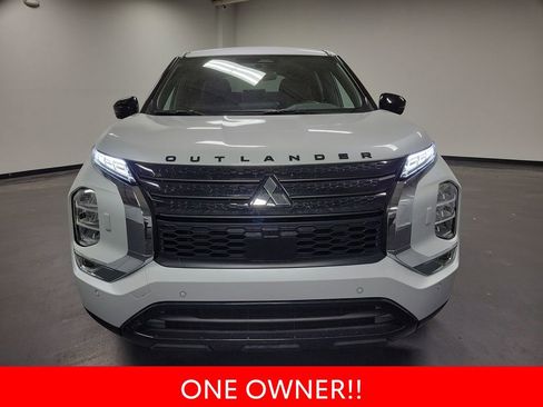 Used 2023 Mitsubishi Outlander SE image 3