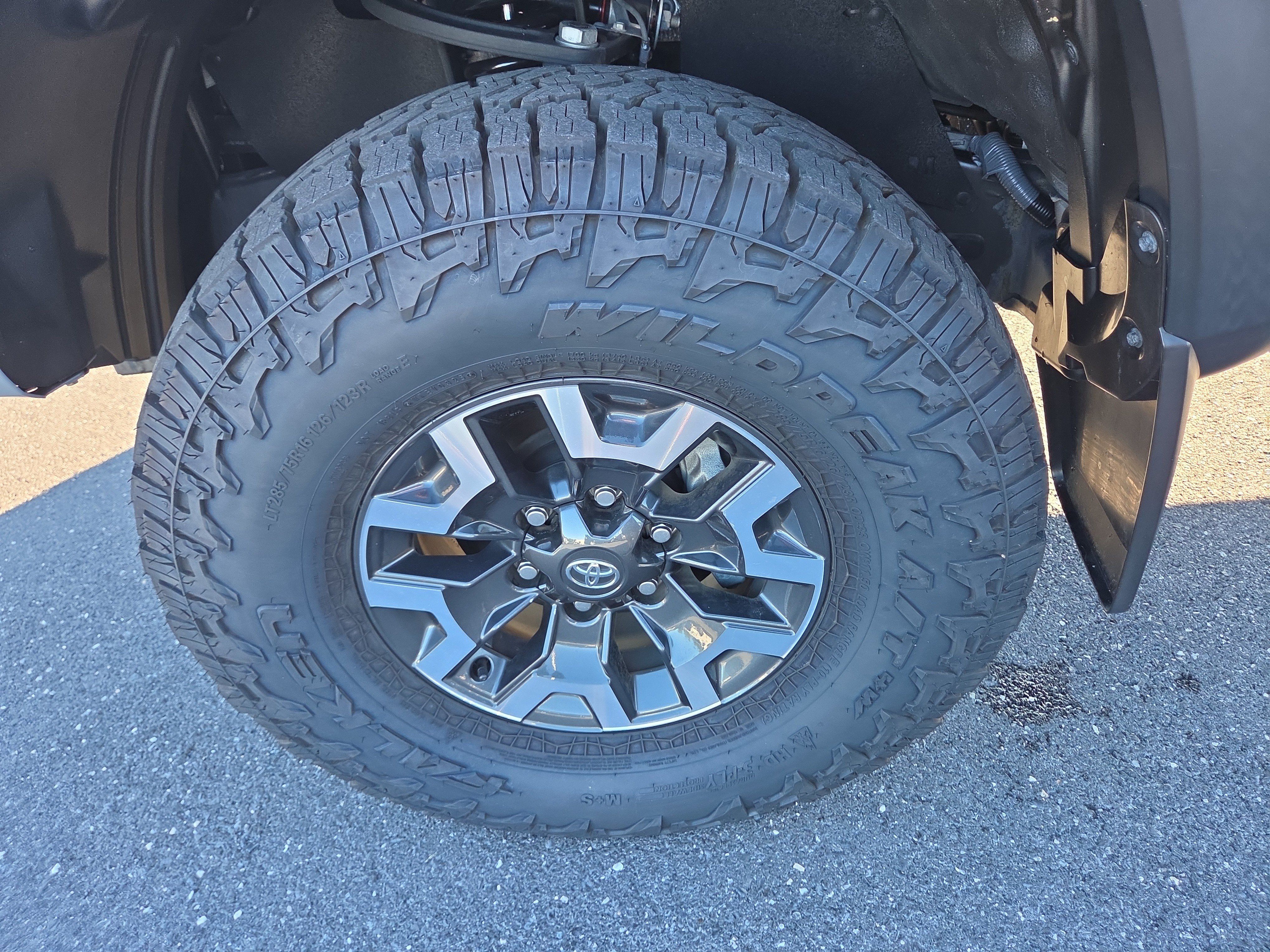Used 2021 Toyota Tacoma TRD Off-Road w/ TRD Premium Off Road Package AWD/4WD image 27