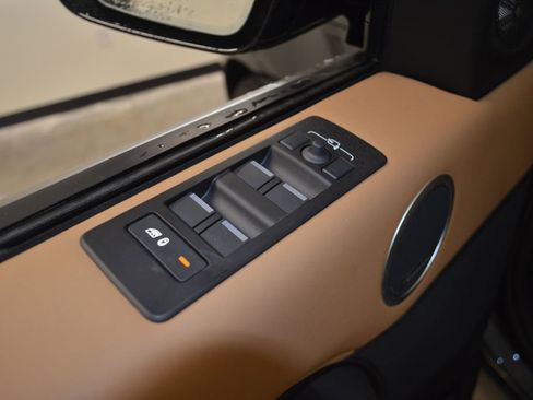 Used 2025 Land Rover Discovery Metropolitan Edition AWD/4WD image 18