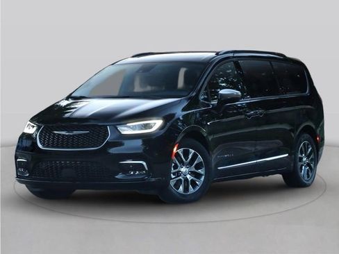 Used 2025 Chrysler Pacifica Pinnacle FWD image 1