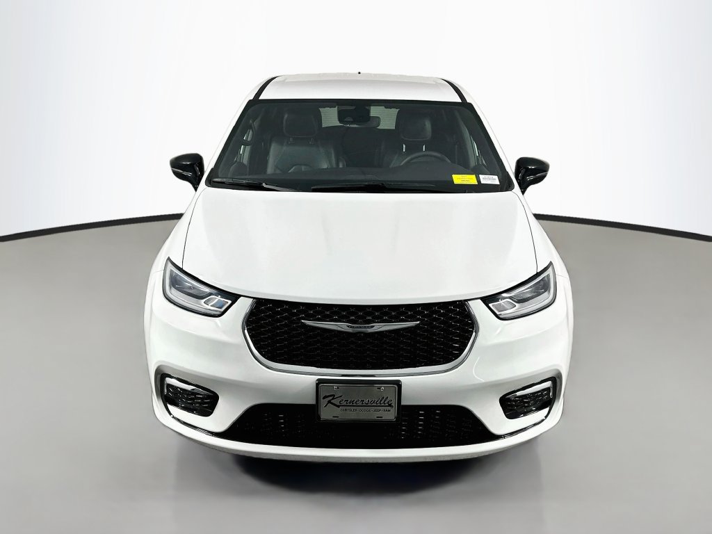Used 2025 Chrysler Pacifica Select FWD image 2