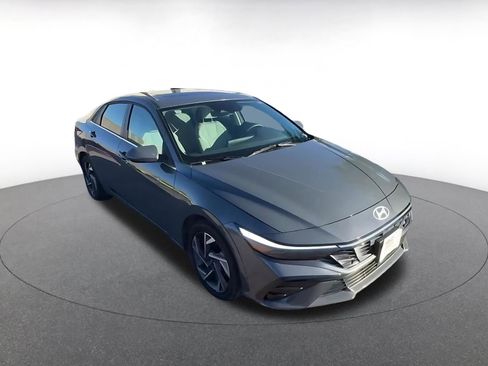 Used 2025 Hyundai Elantra Limited image 2