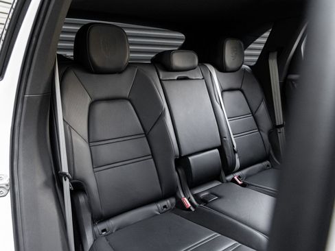 Certified 2023 Porsche Cayenne Platinum Edition AWD/4WD image 33