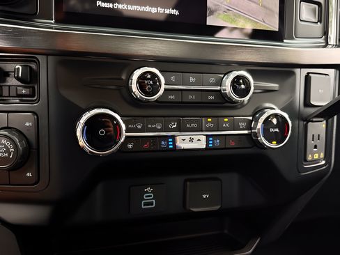 Used 2023 Ford F250 Lariat w/ Tremor Off-Road Package AWD/4WD image 13