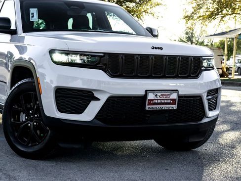 Used 2024 Jeep Grand Cherokee Altitude image 3