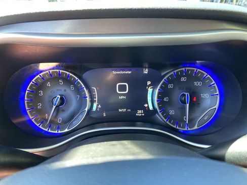 Used 2024 Chrysler Pacifica Touring-L FWD image 27
