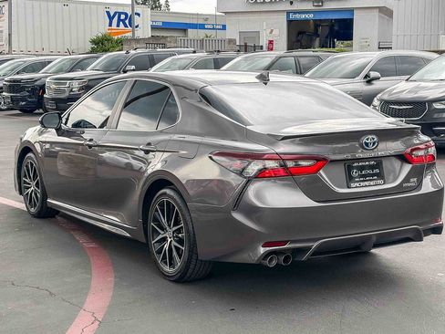 Used 2022 Toyota Camry SE image 2