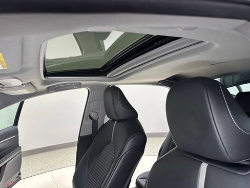 Used 2020 Toyota Camry SE FWD image 2
