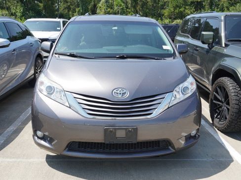 Used 2017 Toyota Sienna XLE w/ XLE Navigation Package FWD image 2