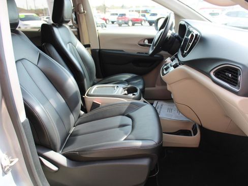 Certified 2023 Chrysler Pacifica Touring-L FWD image 23