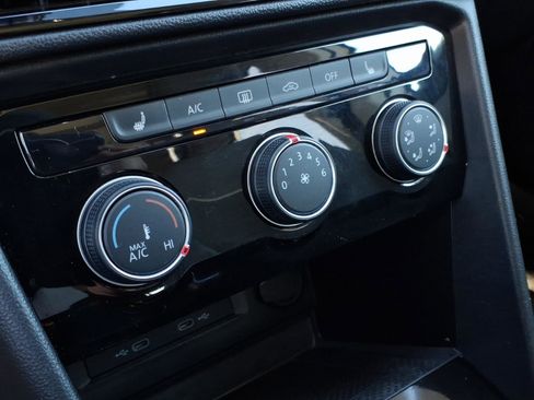 Used 2023 Volkswagen Taos SE w/ Panoramic Sunroof Package image 31